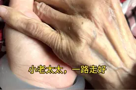 送别奶奶 视频发出来的时候，奶奶已经离开人世。回家的路有千万条，离别是最难的一条。在家陪了奶奶五天，我中午离开家，奶奶晚上走，怎么就没多呆一天送她最后一程。好吧，其实我知道，只要我想她，她就一直在我身边。#愿您在天堂一切安好 #从此你长眠我长念 #亲人的离世不是一场暴雨而是一生的潮湿
