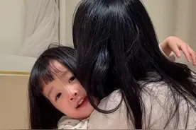 那些真正的爱和幸福的模样，她早已见过无数次～～ “只有爸爸爱妈妈，妈妈也爱爸爸，图图才愿意来到这个世界上”的含金量也还在一直上升#骗你生女儿#又是被女儿治愈的一天 #每一个幸福瞬间都值得被记录#萌娃年度关键帧视频封面
