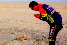 单车记忆:2017穿越罗布泊无人区，去俞纯顺墓地祭拜🙏🏻 敬佩这位孤独英雄、探险家、中国徒步第一人;(1996年余纯顺在徒步穿越罗布泊无人区时因严重脱水导致器官衰竭在此遇难)。 穿越罗布泊前，资料上就说了罗布泊被称为“地球之耳"和“死亡之海″，不仅因为它的地理位置和恶劣的自然环境而闻名，更因为有很多神秘未解之谜和诡异事件众多，如“双鱼玉佩"等… 当天晚上我扎营在俞纯顺墓地前，前几日每天夜里都是刮大风沙尘暴(之后几天夜里也是大风沙尘暴)，就当天晚上一夜无风，月亮高挂空中，照在罗布泊的盐壳地貌上，能见度约在百米以上，四周安静的仿佛掉根针都能听见声音，夜里我听见好像有什么东西踩在帐篷外的盐壳地貌上，仿佛是人踩在盐壳上发出的咔咔声，轻微缓慢的咔咔声由远到近，仿佛到了帐篷外，就停止没有声音了，我没敢拉开帐篷伸头出去看一看，只是在帐篷里静静的听，许久许久，我竖着耳朵听，都能听见自己的心跳声，别的没有听见有任何声响，一直到天亮，今夜一夜无眠…#单车骑行 #穿越无人区罗布泊视频封面