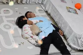 当爸爸应酬喝醉酒半夜回家时，真没想到，两岁的女儿竟然这么细心的照顾爸爸，这大概就是男人这辈子，一定要生个女儿的原因吧！#爸爸的小棉袄 #骗你生女儿#记录真实生活#监控下的一幕视频封面