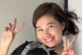 今年我们一大家子又在一起过年了，这是和我们家妞花一起过的第四个年，今年的年我们是在妹妹家过，明天就过年了，今天我妹妹和妹夫把家里收拾的干干净净的，床上用品都给换上了新的，我妹妹和妹夫，他俩结婚后时是白手起家的，小夫妻俩干过很多工作， 很苦很累的活都有做过，一路走来的努力也就是力了能有更好的生活， 从刚开始的白手起家到现在的有车有房，还把三个孩子养得那么好，小夫妻俩算是很有出息的啦，我这个做姐姐的就自愧不如，我们家妞花是个很热爱生活的人，也是个很会自我安慰的姑娘，每次遇到什么事了都会想办法去解决，实在太累，想不到办法了就会安慰自己睡一觉吧，睡一觉起来就有办法了，这就是我的妹妺，她真的就活的跟个太阳一样，不止照亮了自己还能照亮周围的人@杨妞花🌸杨妞妞 @老许 @中年80后 能拥有一个温馨又美满的小康之家对于我们来说是幸福的也是幸运的#明天就过年啦，提前祝所有的网友们新年快乐#愿新的一年我们我们所有人都能一路向阳一路生花越来越好