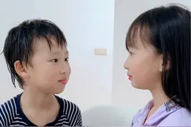 姐弟版《同时睁眼挑战》，最后太好笑了！#机灵姐一家 #机灵姐的成长纪念册 #同时睁眼挑战 #姐弟