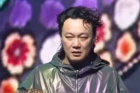 #陈奕迅 演唱会结束时歌迷一直喊他返场加唱，他笑言自己真的唱不动了，还调侃张学友是真的能唱😂两代歌神隔空互动😁视频封面