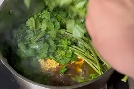 我要把世界上不吃香菜的人都抓来种香菜！#香菜 #香菜的神仙吃法 #美食 #泡面 #香菜泡面