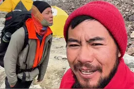 世界第二高峰乔戈里峰（海拔8611米）攀登第32天 朝着顶峰挺进，平安穿过了危险的冰川，抵达了ABC前进营地，现在海拔5310米，我们要在这里换上冰爪，带上安全带。#乔戈里峰 @DOU+小助手 @抖音短视频视频封面