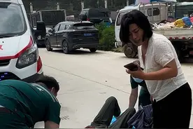 昨天正看快手呢，看有人圈我，吓我一跳，我以为又谁网暴我啦，一点进去，还是看到一个大哥发视频表扬我，当时这个场景正好大哥路过，在我不知情的情况下录了一段，我突然想到我手机里还有这个视频呢，其实当时录视频，就是我想着去扶大姨，怕后续有啰嗦事，所以记录了一下，当时的场景是我正好从我家海鲜店出来，正好看到大姨啪一下就摔那里了，当时我心里咯噔一下，就想着赶紧过去看大姨，帮大姨联系了老伴，救护车，闺女，后来闺女过来取东西，告知已办理好了住院，好像是摔断了三根肋骨，祝大姨早日康复，也祝我身边所有的大姨大叔们，健康平安。视频封面