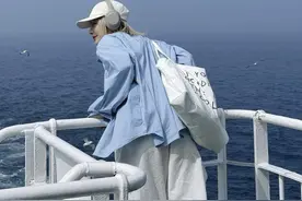 与世界失联的七小时 烟台到大连轮渡攻略来啦 ⛴️轮渡全程7小时左右 票价200到一千多不等 看日出推荐卧铺 看日落定座位  提前40分钟到登船时间差不多  注意看仔细码头具体位置哦 大连回烟台的码头名字都很像别订错啦 可以随时去甲板没有时间限制 轮渡很平稳不用担心晕船  推荐吉龙岛号和渤海号环境比较干净 开船就没网啦 去超市买东西可以提前备点现金 没网无聊可以提前下载部电影 看天气我一直用莉景天气 即使没有日出也有蓝调时间  经常去海边还是被惊艳到了 暂时能想到注意的就这些  我是前两年刷到烟台轮渡 这次刚好在威海很近就直接订票了 就想在甲板上看海 没计划大连旅程第二天下午回烟台啦  我是来回都计划好日出日落的班次 刚好起雾都没看到哈哈哈哈 没关系我喜欢的地方下次还会来 凉爽的风还有海鸥陪伴 已是这次旅行最喜欢的时刻 #旅行 #烟台大连轮渡