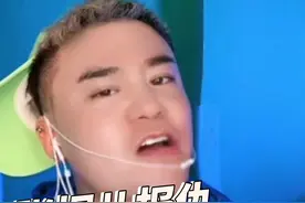 张桐桐反击鲍勃（报仇）  用最母的方式训鲍勃，鲍勃好母   @你朋友来看母鲍勃 #张桐桐儿成都妖王 #成都妖王 #直播名场面 #南坪鲍勃 #其实我也很可爱视频封面