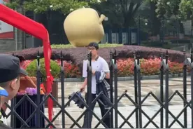 2025上海第一场高考科目结束，第一个走出考场的考生自信满满：挺简单的！#上海高考 #2025高考作文题  #第一个走出高考考场的考生 【编导：李庚轩】视频封面