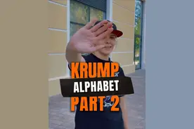 Oneshot krump教程第二集 ⬇️视频中的字母对应的动作： J- jab（猛击）：用手击打，从肘部发力，可以注重力量或速度，是主要的基础动作之一 K- kick（踢击）：从膝盖处用脚跟击打，可以理解为用腿做的“猛击” L- level changes（变换高度）：核心是在舞蹈中改变自身高度，向上/向下，或更复杂的变化 M- material（素材）：舞蹈中的素材/组合，预先编好的动作、形态和想法 N- neck work（颈部动作）：颈部的动作、律动、击打、姿势、眼神 O- open（展开）：做出一个姿势/形态后将其展开 P- poses（姿势）：保持在某个姿势中的定格，就像照片一样，涉及手、腿和身体的姿态 Q- quick stomp（快速跺脚）：用脚快速有力地跺向地面 喜欢的朋友请保存以免丢失