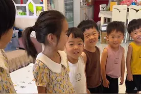 四胞胎还有两个姐姐后天就要开学了，今天带他们去体检。最近天气热，我们家孩子也多，感谢优倍纯的厂家送给孩子们随时出水随时喝水的饮水机。谢谢有你们！#记录真实生活 #带娃日常视频封面