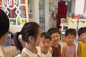 四胞胎还有两个姐姐后天就要开学了，今天带他们去体检。最近天气热，我们家孩子也多，感谢优倍纯的厂家送给孩子们随时出水随时喝水的饮水机。谢谢有你们！#记录真实生活 #带娃日常视频封面