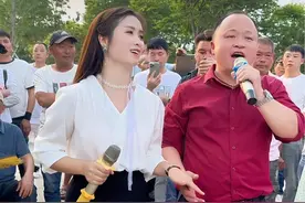 和贵州小鹦鹉合唱不错#唱出自己的风格才会如此与众不同 #户外唱歌 #搭档组合视频封面