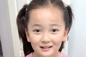 孩子们之间的友情，像刚刚绽放的小花苞，鲜嫩而充满生机。没有成人世界里的权衡，只是单纯地因为一个灿烂的笑容，一次好玩的游戏，就把自己的心捧出来，分享那些小小的快乐与烦恼，纯真得如同春日里最明媚的阳光#母女日常#我的养娃日记#牛娃子#美皮护儿童早膏晚贴@DOU+小助手