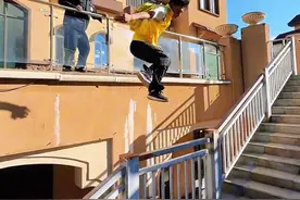 会轻功的外卖小哥大战保安！ #跑酷 #飞檐走壁 #极限运动视频封面