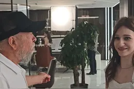 #外国女孩青岛偶遇霸总剧被现场试镜 现场模仿霸总短剧经典台词，被误认为是专业演员 #短剧导演片场邀请路人老外现场试戏 #外国女孩青岛剧组模仿中国短剧精髓