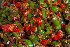 青椒盖皮蛋，你就像我这样做，香辣入味，超级好恰又下饭#青椒盖皮蛋 #美食 #妈呀太香了 #家常菜 #跟着抖音学做菜