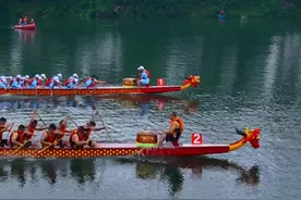 江西修水三都大桥下龙舟竟渡，鼓声喧天，修河两岸人头攒动，热闹非凡，修水三都镇举办的有9个代表队参加的庆端午龙舟大赛经过上午的激烈拼搏，第一名的桂冠被三都村代表队摘取。#这是真正的龙舟精神 #今年龙舟玩速度与激情 #航拍家乡#龙舟赛玩出速度与激情 #航拍视角看龙舟赛视频封面