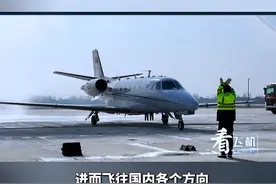选址涡阳境内的亳州机场完成首航校飞令人振奋，下一步，将通往国内哪些城市牵动着广大网友的心。据了解，亳州机场进离场航线共分3条，分别是：亳州至徐州航线；亳州至周口航线；亳州至阜阳航线，通过这三条航线的设置，才能进入全国航路区域，进而飞往国内各个方向，预计将能够直飞35个国内城市。 华东地区：福州、厦门、杭州、上海、青岛。 华南地区：广州、深圳、海口、三亚。 西南地区：昆明、贵阳、南宁、武汉、成都、重庆、桂林。 华北地区：北京、天津、太原。 西北地区：西安、银川、兰州、乌鲁木齐、呼和浩特。 东北地区：哈尔滨、沈阳、长春、大连。#涡阳 #亳州机场 #交通出行 #通航城市视频封面