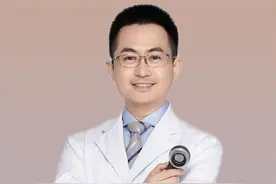 指甲发黄增厚变形，这是灰指甲，可以这样处理#医学科普 #抖出健康知识宝藏 #开工去班味健康指南 #抖音创作季 #灰指甲