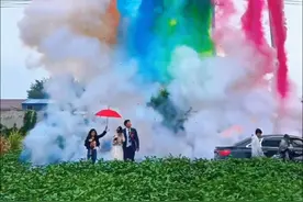 一辈子只结一次婚，仪式感当然要拉满！#结婚 #仪式感 #彩烟墙 #七彩烟花 #新婚快乐百年好合视频封面