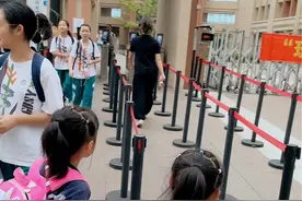 有个疼爱妹妹们的哥哥真是太幸福了吧！#兄妹情深 #三胞胎妹妹和哥哥视频封面