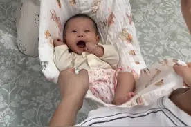 宝宝落地醒 老摇头 捉头 睡觉不老实这些都有可能和内耳前庭有关系。#内耳前庭训练 #婴儿睡觉为何总是摇头 #落地醒 #抱睡落地醒的解决方法视频封面