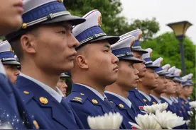 没有人生来伟大，只是有人做出伟大牺牲；视频封面