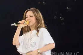 双厨狂喜了家人们！全场合唱版《11》真的太震撼了！#邓紫棋队长台上台下合唱11 #邓紫棋 #队长