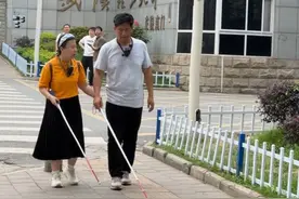 教我的视障伙伴@宝哥和他的导盲犬 如何正确的使用盲杖出行？给阿尔法减轻一点工作量，哈哈。分享的都是我的经验和技巧，希望对需要的小伙伴们有帮助💕#视障 #正能量
