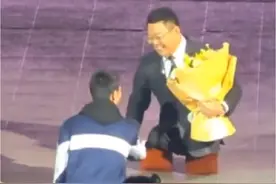 2月23日，山东临沂，演讲现场，送花女孩没有看到伸出的手，台下一男孩及时握手化解尴尬，网友：这才是教育的意义#陈州励志演说 #救场瞬间 #阳光少年视频封面