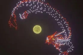 避暑山庄千架无人机表演的时间和地点已经确定 表演地点在烟雨楼和文津阁的中间地带，距离水流云在亭大约有200米的距离，表演时间为1月22日至2月4日，每晚的19:30，表演时长为10分钟#避暑山庄 #无人机灯光秀 #灯会 #春节 #人山人海太热闹了