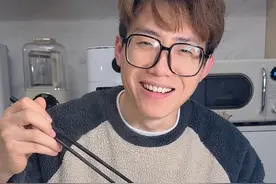 如何给女朋友做麻辣美味的喜羊羊火锅！#降温就要吃顿火锅 #抖音生活火锅季 #糊弄女朋友美食 #羊排火锅