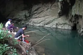 农村老奶奶山洞里钓鱼，鱼咬钩甩竿那一刻太霸气了，这技术真棒视频封面