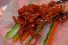用饺子皮做的京酱肉丝卷饼，此时我的胃腾出了三室一厅！#京酱肉丝 #卷饼 #饺子皮的花样吃法 #美食教程 #跟着抖音学做菜