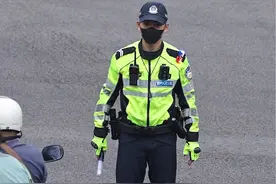 指挥交通的陈sir太帅了#自贡交警 #路人视角视频封面