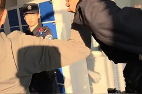 推搡并拿刀威胁安检法警，如何将其有效控制并带离？没有日复一日的训练巩固，就没有危险来临时的临危不惧#政媒原创作者联盟 #司法警察#司法警察实战化训练 @抖音短视频视频封面