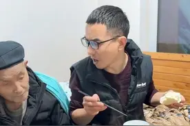 父亲已经去世一年多了，今天打开抖音页面就给我推了这个往年今日的回忆。反复看了这个视频好几遍，思绪万千，说句心里话还挺怀念的。跟老父亲在一起的时候有争吵有伤心有难受更有欢笑，那一年的相处时间慢慢已经适应了有个人陪我说说话聊聊天，那一年的时间母亲每天会看我视频，也是一直都在担忧和关心着我，那时候自己很累也好幸福。再过两天就是母亲去世的第六十天了，一年多时间父母相继过世，照理说我应该轻松了才对，可如今我怎么感觉再也找不回当初父母健在的那种状态了，反而比之前更累了#我的生活日记 #往年今日视频封面