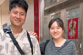 小芬学长出发江西拜个晚年，带上湛江的特产海鲜干货，听说很冷小芬学长准备了厚厚的衣服，一到江西就进入速冻模式，舅舅海哥放了一个大鞭炮欢迎，还吃上了满满的一桌江西特色菜，太好吃了！#广东 #江西 #湛江 #家庭日常 #dou来广东百千万视频封面