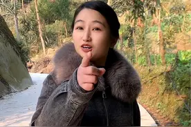 是小表嫂口才好还是我智商低😭😭 #农村幽默风趣的段子 #一本正经飚方言 #村里那些事 #看一遍笑一遍 #我的乡村生活视频封面