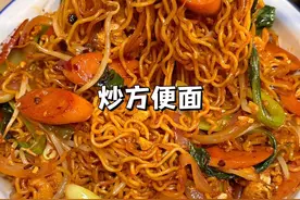 炒方便面一定要试试像我这么做，干爽劲道好吃到停不下来#家常菜 #美食教程 #面条 #好吃到停不下来 #炒方便面