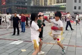 姐姐VS弟弟，拳拳到肉，巾帼不让须眉#拳击@功夫宝贝儿视频封面