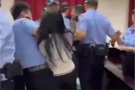 助理被多名法警围堵，女律师拍照取证遭法警暴力执法 网友：执法者公然违法 让法治蒙羞#女律师称休庭时遭遇暴力执法 #女律师遭法警围堵夺手机后续 #执法现场视频封面