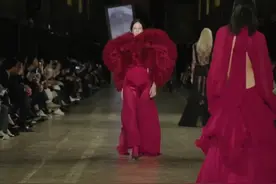 McQueen 2025秋冬时装秀视频封面