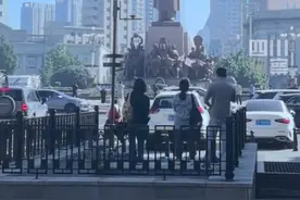 #勿忘九一八 9月18日，上午9时18分辽宁省内各个城市同时拉响防空警报，路上行人驻足、机动车停驶鸣笛，轮船、火车也拉响汽笛。#九一八事变94周年