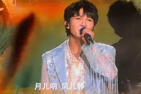 周深2024年9月7日沈阳演唱会特献曲目“东北摇篮曲”，全程跟唱，体会了把既做宝宝又当妈妈的双重感觉，幸福感拉满#周深#音乐现场视频封面