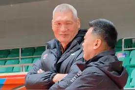 #山东高速男篮 领队#纪民尚 与俱乐部董事长胡总在交流 #邱彪 指导说领导支持最关键 胡总给竞训总监纪总最大的支持 话说山东男篮和#山西男篮 谁是目前最大的黑马？视频封面