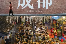 成都2日游保姆级攻略🚄建议直接抄！ 成都去了两天 真的有很多让我记忆很深刻的地方 一个就是自然派小区 还有就是生机之塔 成都真的太有生命力和人文气息了 爱了爱了 两天的行程我都串起来了 还是比较顺路的 都会经过商场和很多咖啡店可以休息吃饭 期待大家的大片了 #旅行推荐官 #成都拍照 #成都旅游  #成都旅游攻略 #旅行vlog视频封面