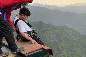 零零后小朋友第一次玩蹦极全程高能，看完你是否也有三百米跳崖的勇气呢？#蹦极 #玩的就是心跳 #这一跳需要多大的勇气 #勇敢的人先享受世界