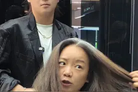 不到40岁神似“徐小凤”姐姐，从小一头白发+发质干枯如“炸开”，方圆脸配超大头围，连理发师都摇头不敢剪短发！这次偏要挑战“不可能”：剪对胎毛刘海+修颜碎发，瞬间柔化脸部线条；针对后脑勺扁平、脖子显粗的痛点，一把剪刀收紧头围轮廓，层次连接间让颅顶“悄悄长高”！吹干后乱发变顺滑，厚发显轻盈，大脸秒缩一圈，整个人从“厚重感”秒变“精致氛围感”。40-80岁头发粗硬、脸型偏方、发量多却显臃肿的姐妹们看过来：原来剪对短发真能“改头换面”，普通人也能靠发型找回年轻自信！快收藏、分享给你的发型师和好集美们！#剪发#染发#烫发#深圳海德发型设计#发型推荐